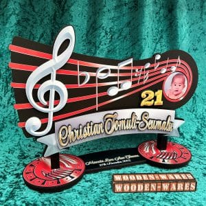 Musical-themed wooden décor