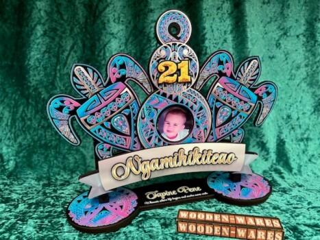 Stylish engraved wood decoration